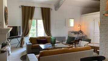 Télévision, lecteur de DVD, livres