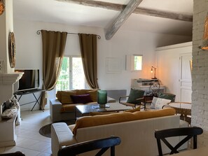 Een televisie, een dvd-speler en boeken