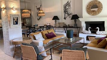 Télévision, lecteur de DVD, livres