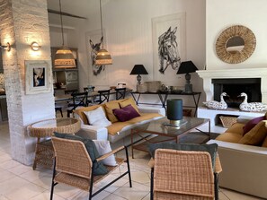 Een televisie, een dvd-speler en boeken