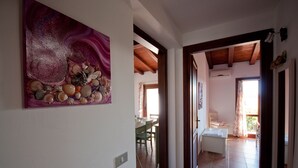 Een gang met een eetgedeelte en een slaapkamer.