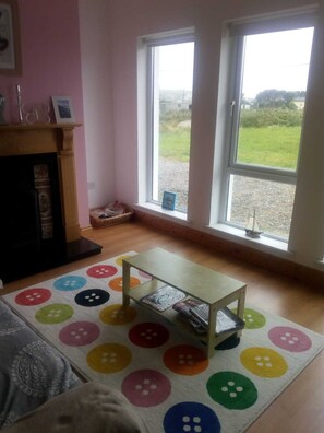 Fernseher, Kamin, DVD-Player, Bücher