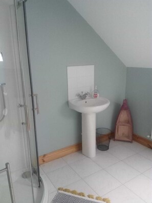 Badewanne, Haartrockner, Handtücher, Seife