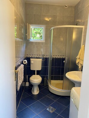 Douche, séchoir à cheveux, serviettes fournies