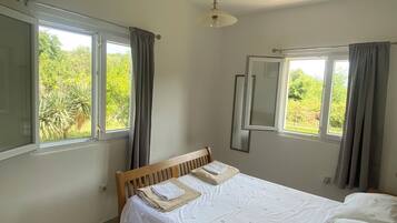 4 bedrooms, iron/ironing board, free WiFi, bed sheets