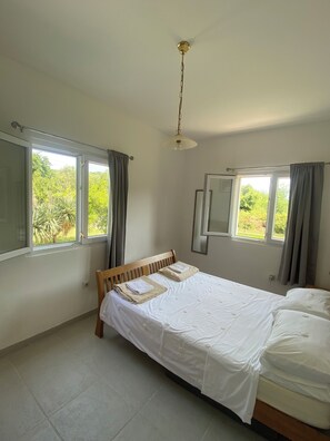 4 bedrooms, iron/ironing board, free WiFi, bed sheets