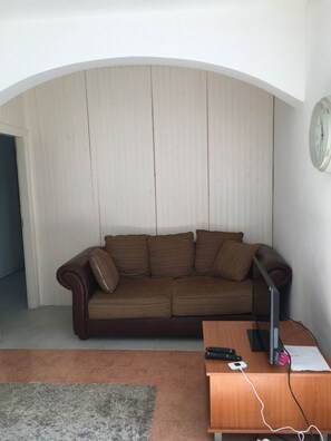 Fernseher, DVD-Player, Bücher