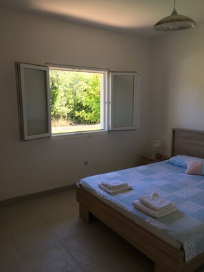 4 عدّة غرف نوم ومكواة/لوح كي وواي فاي مجانًا وملاءات أسرّة