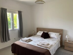 4 bedrooms, iron/ironing board, free WiFi, bed sheets - Villa in Gosici, Radovici. Private Pool, BBQ, peaceful location, stunning views. (Gošići)
