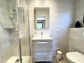 Bathtub, hair dryer, towels