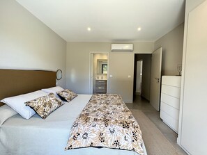 A bedroom with a bed, bedside tables, a mirror, and a wardrobe. - Big house  with garden (Sotta)