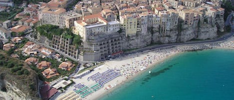 Una spiaggia nelle vicinanze