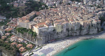 Brigitte, centre, 5 minutes walk to the beach, 10 minutes walk trainstation.