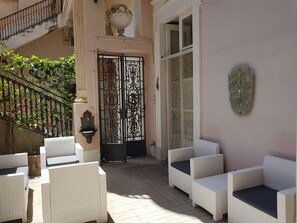 Terrace/patio - Brigitte, centre, 5 minutes walk to the beach, 10 minutes walk trainstation. (Tropea)
