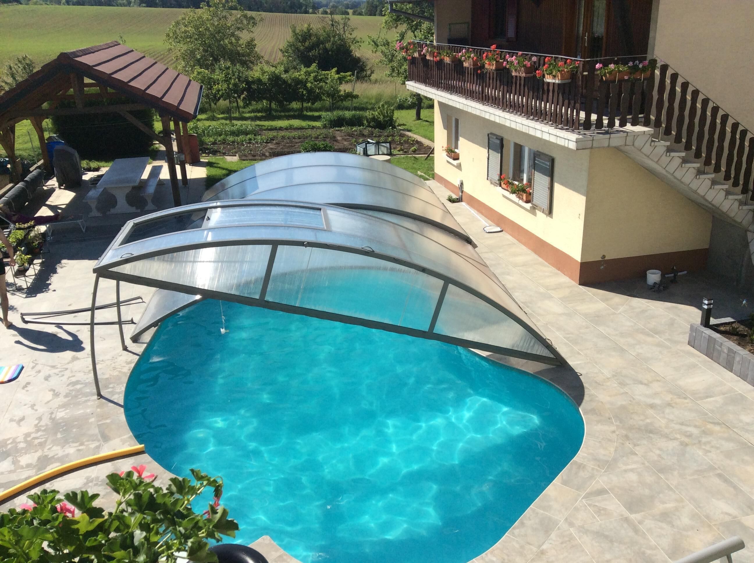 室外游泳池，恒温泳池