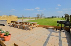 Outdoor dining - The Cotswold Manor Byre, Exclusive Hot Tub, Games Barn, 70 acres of Parkland (Bampton)