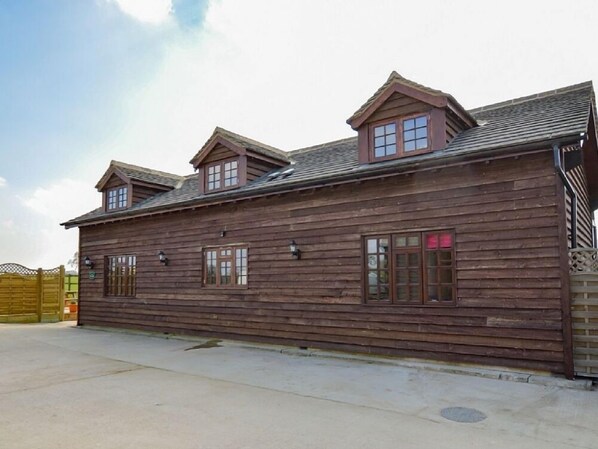 Exterior - The Cotswold Manor Byre, Exclusive Hot Tub, Games Barn, 70 acres of Parkland (Bampton)