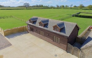Exterior - The Cotswold Manor Byre, Exclusive Hot Tub, Games Barn, 70 acres of Parkland (Bampton)