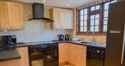 The Cotswold Manor Byre, Exclusive Hot Tub, Games Barn, 70 acres of Parkland