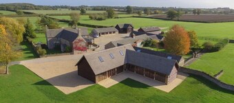 The Cotswold Manor Byre, Exclusive Hot Tub, Games Barn, 70 acres of Parkland