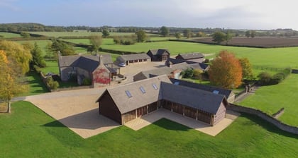 The Cotswold Manor Byre, Exclusive Hot Tub, Games Barn, 70 acres of Parkland
