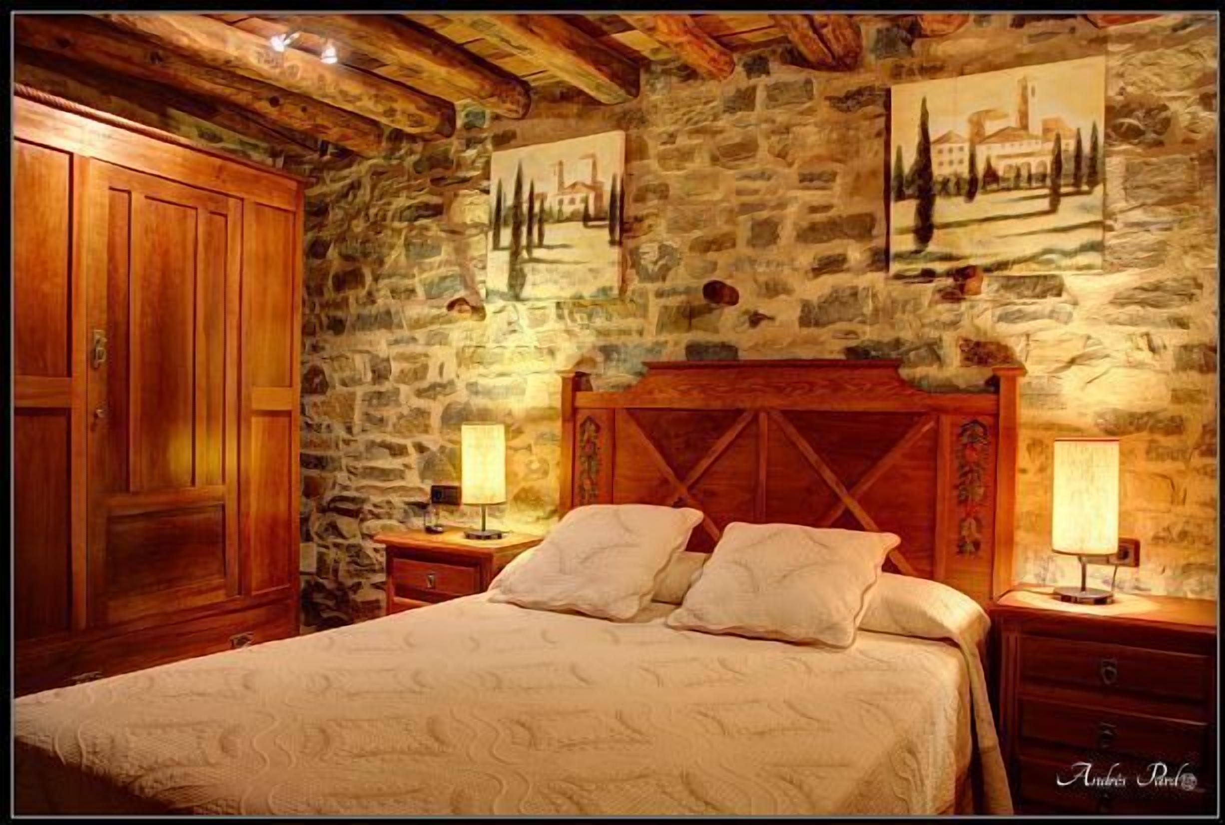 THE MERY BORDER. Aragonese Pyrenees. In Charo, 15 minutes from Ainsa. Pets