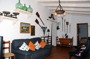 Televisión, reproductor de DVD, tenis de mesa y libros 