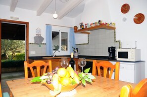 Fridge, microwave, oven, stovetop - Rustic finca in a very quiet area surrounded by forest, between Pollença and Alcúdia (Pollença)