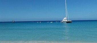 Quality ground floor apartment, platinum west coast, Holetown, Barbados