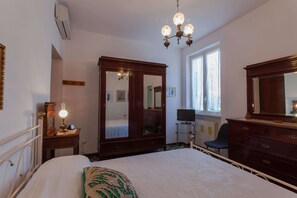 2 chambres, coffres-forts dans les chambres, fer et planche à repasser