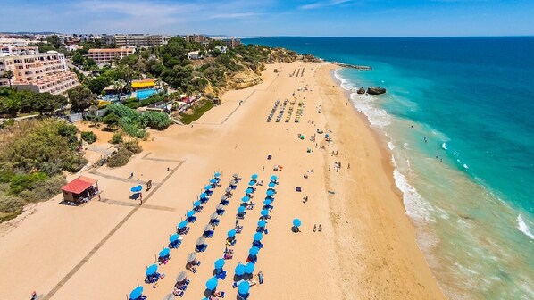 Una playa cerca
