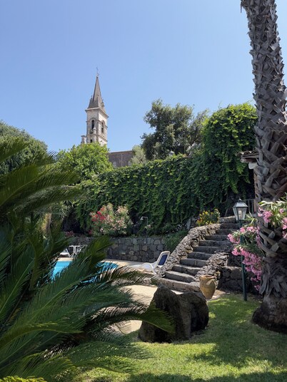 Old House of charm with swimming pool and panoramic view between Etna and sea
