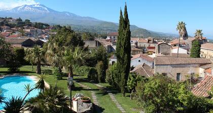 Old House of charm with swimming pool and panoramic view between Etna and sea