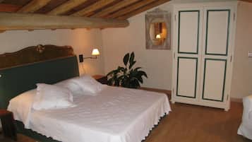 4 bedrooms, desk, iron/ironing board, travel crib