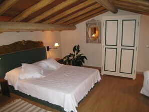 4 bedrooms, desk, iron/ironing board, travel cot