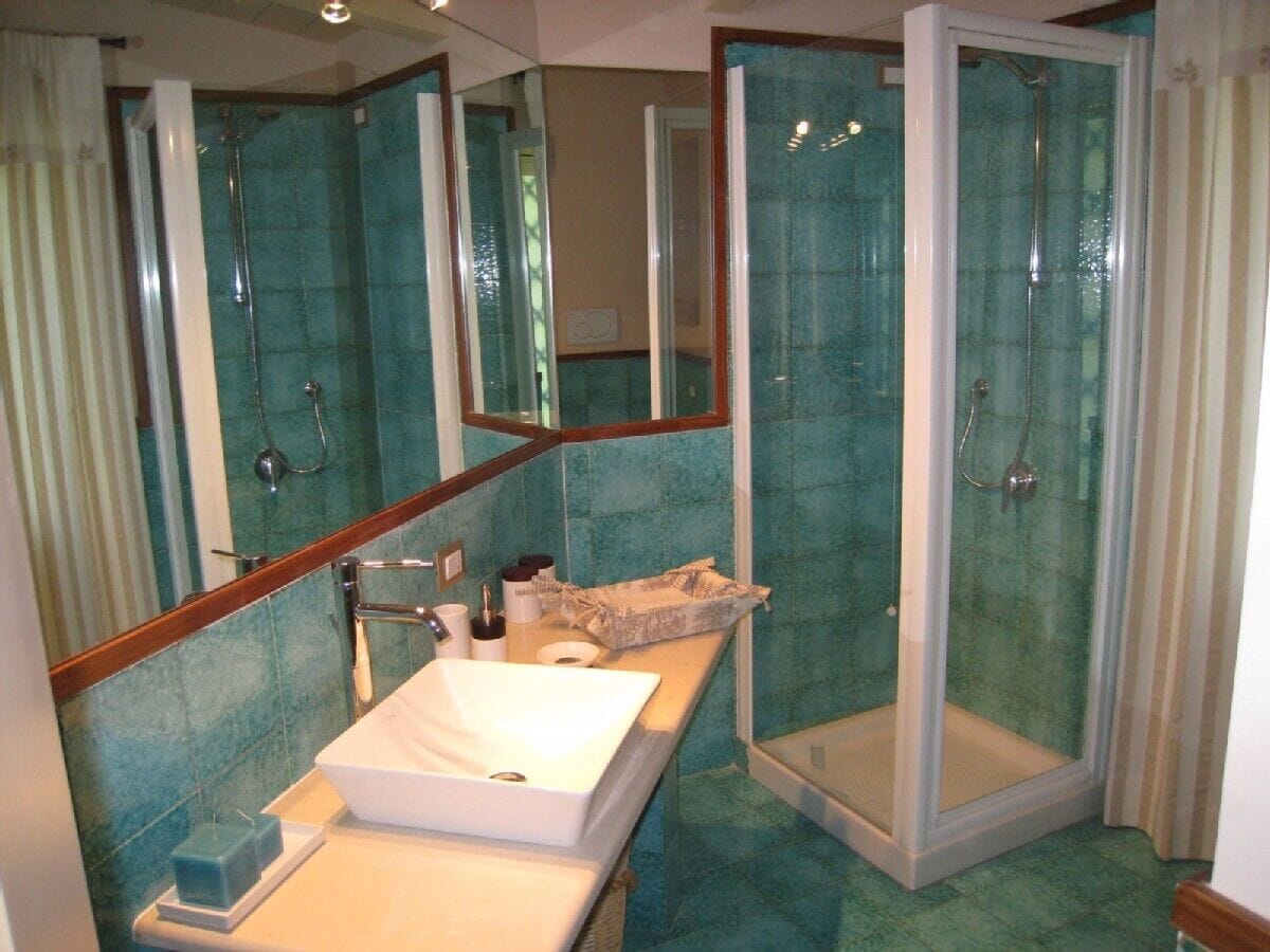 Douche, sèche-cheveux, bidet, serviettes fournies