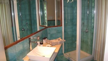 Shower, hair dryer, bidet, towels