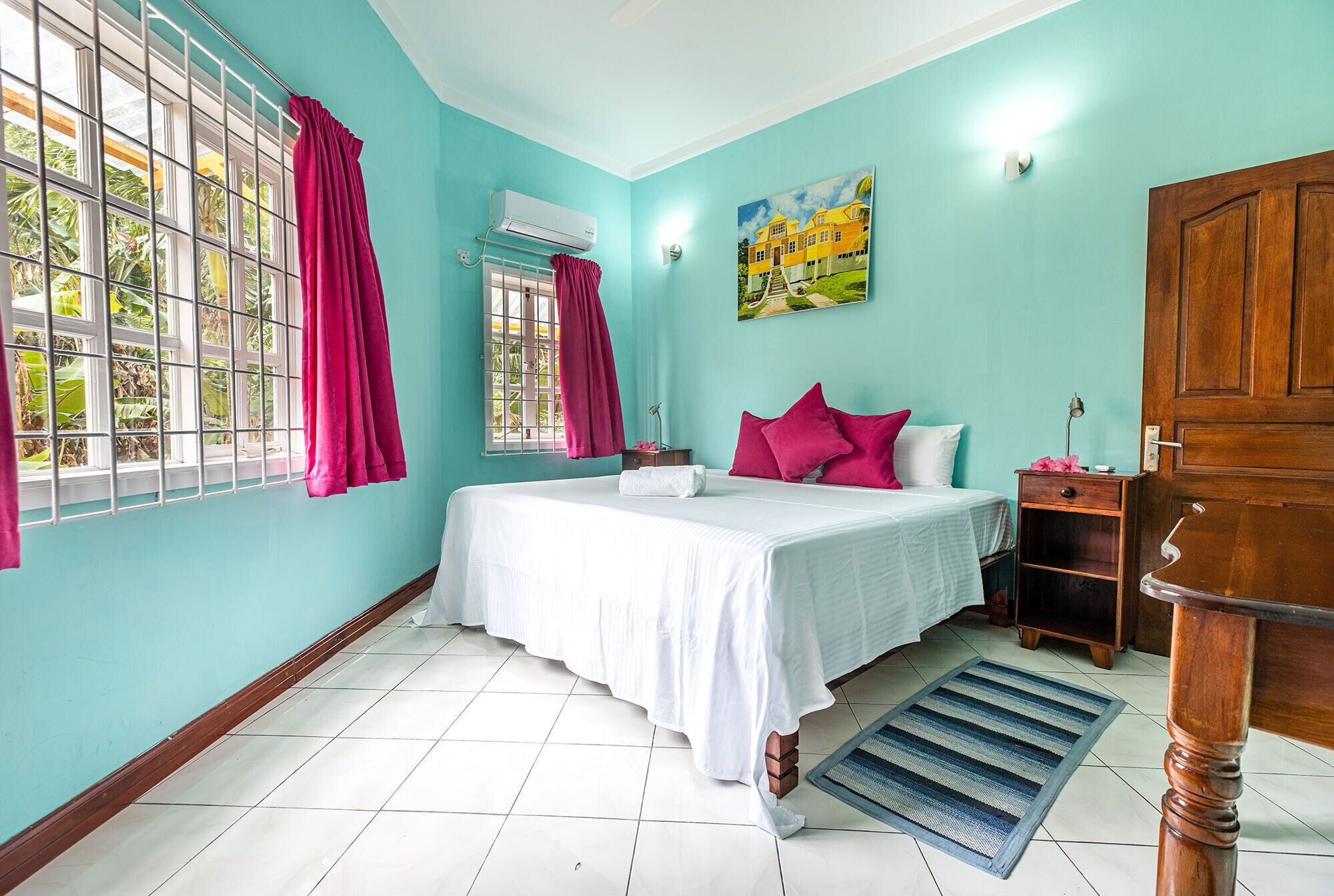 2 soverom, safe på rommet, strykejern/-brett og reiseseng for barn