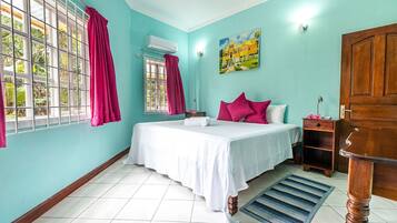 2 makuuhuonetta, tallelokero huoneessa, silitysrauta/-lauta