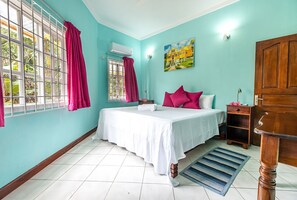 2 dormitorios, caja fuerte, tabla de planchar con plancha