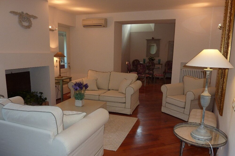Luxury Apartment with balcony views in Historic City Centre