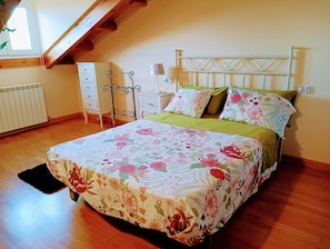 3 bedrooms, desk, soundproofing, iron/ironing board