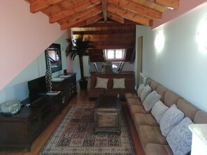 Flat-screen TV, table tennis - Ballot. 5 minutes from León, house with garden. (San andres del rabanedo)