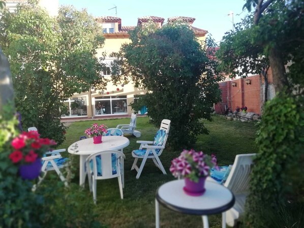 Outdoor dining - Ballot. 5 minutes from León, house with garden. (San andres del rabanedo)