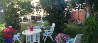 BILLETT, FERIEHUS MED GARDEN, 5 minuter från LEON.