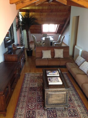 Flat-screen TV, table tennis