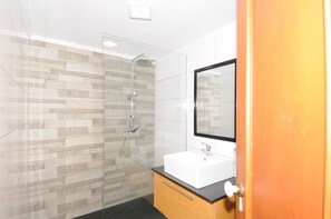 Regadera, secadora de cabello, toallas 