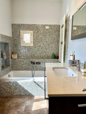 Combined shower/bathtub, hair dryer, bidet, towels