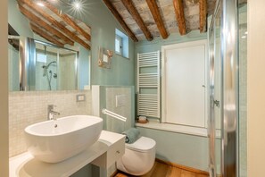 Combined shower/tub, hair dryer, bidet, towels