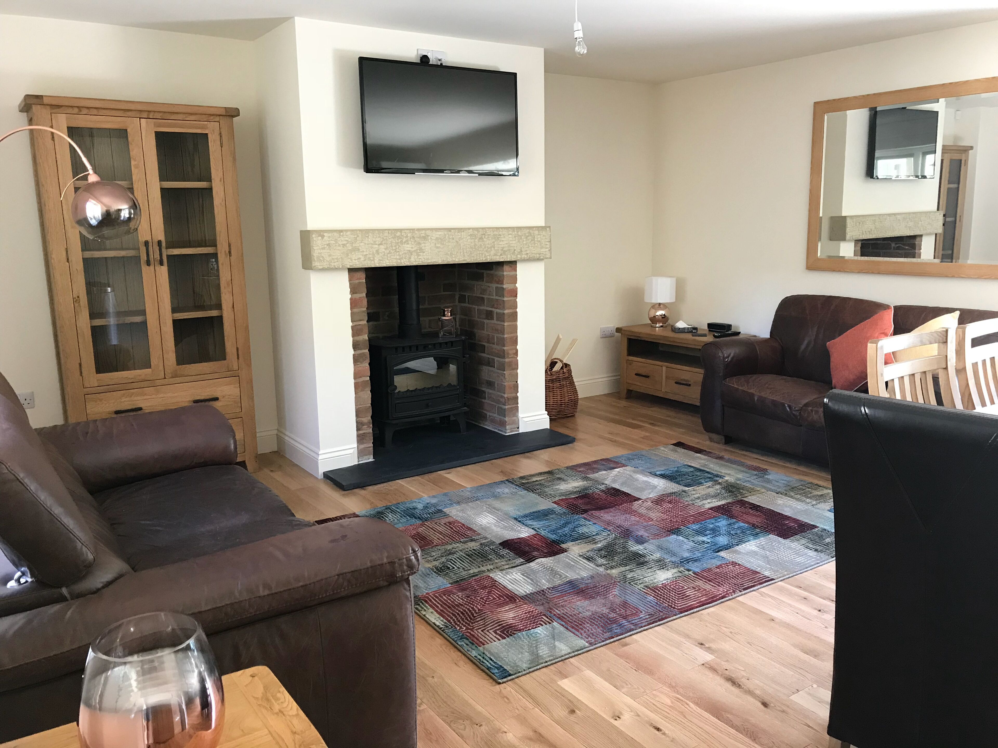 Una Smart TV, una chimenea, libros